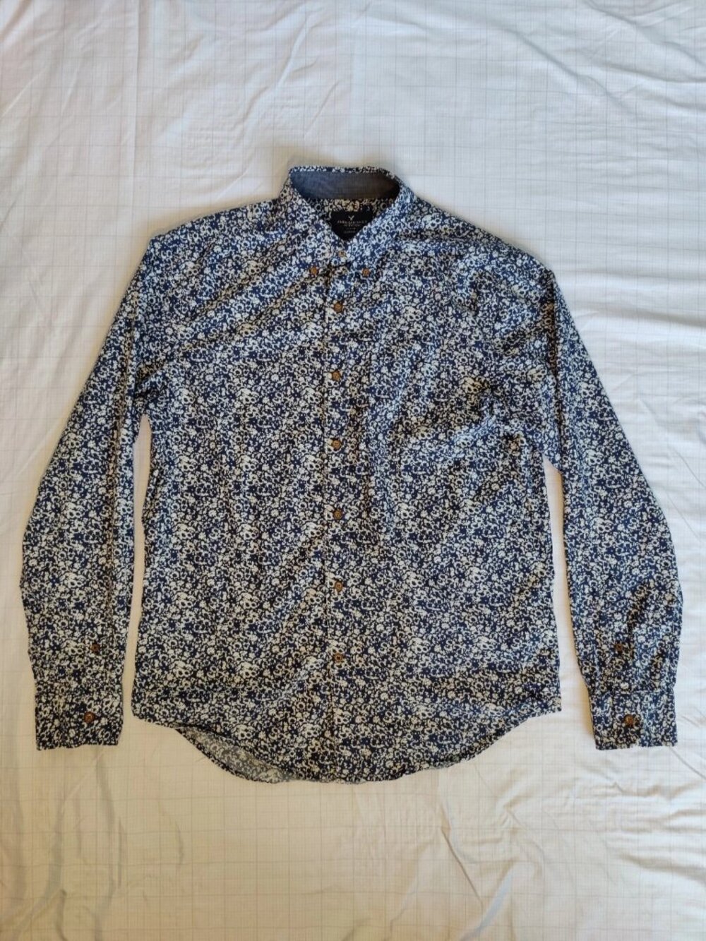 American Eagle Medium Classic Long Sleeve Button Down 100% cotton